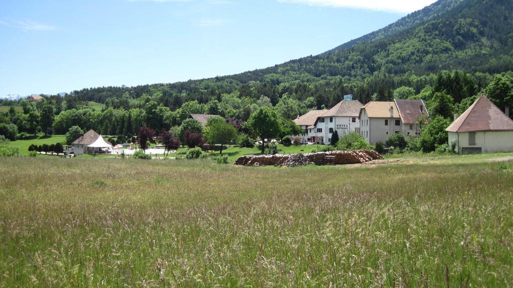 Hotel Restaurant Le Traineau Clelles Exterior photo
